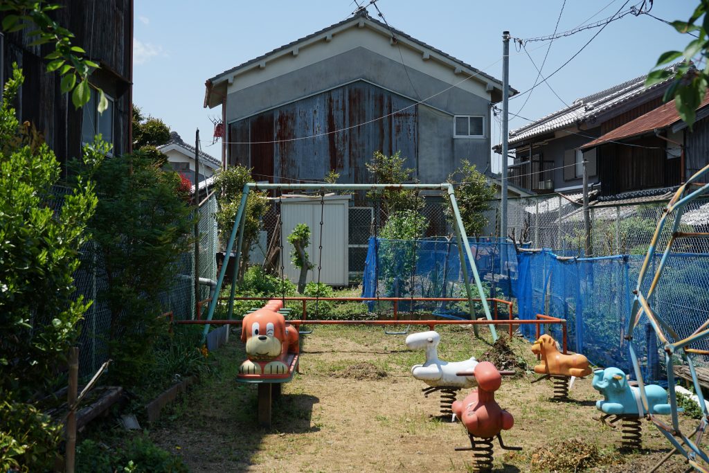 長谷寺駅からの階段横にある公園