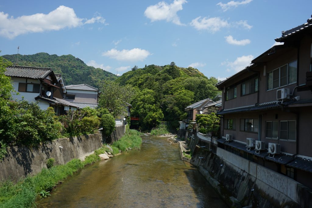 長谷大橋から長谷山口坐神社の橋方面1