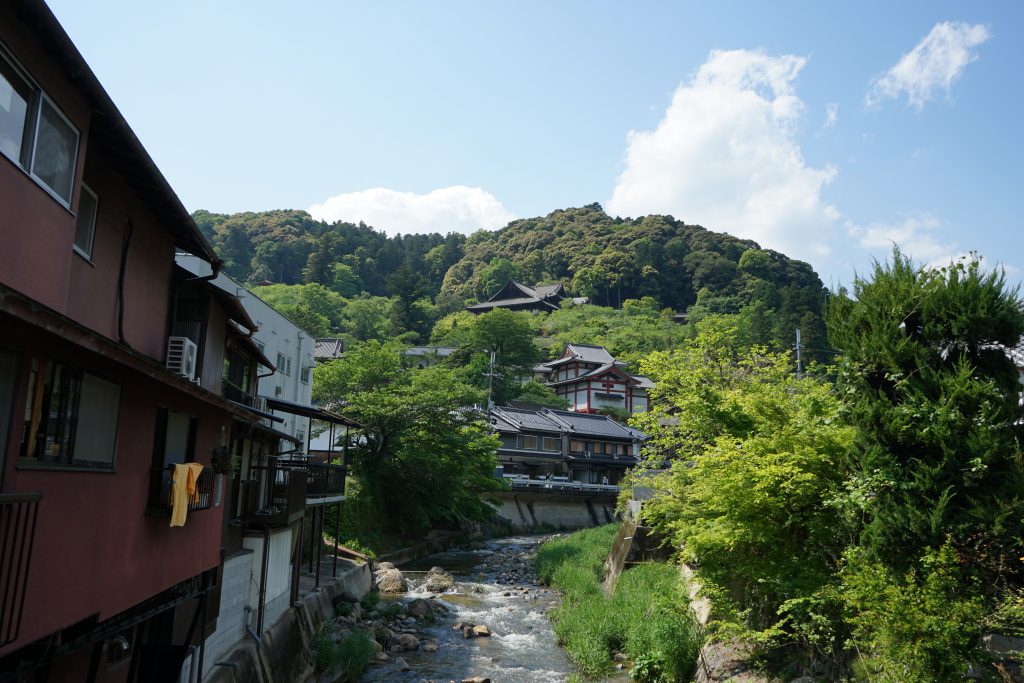 下から見る長谷寺