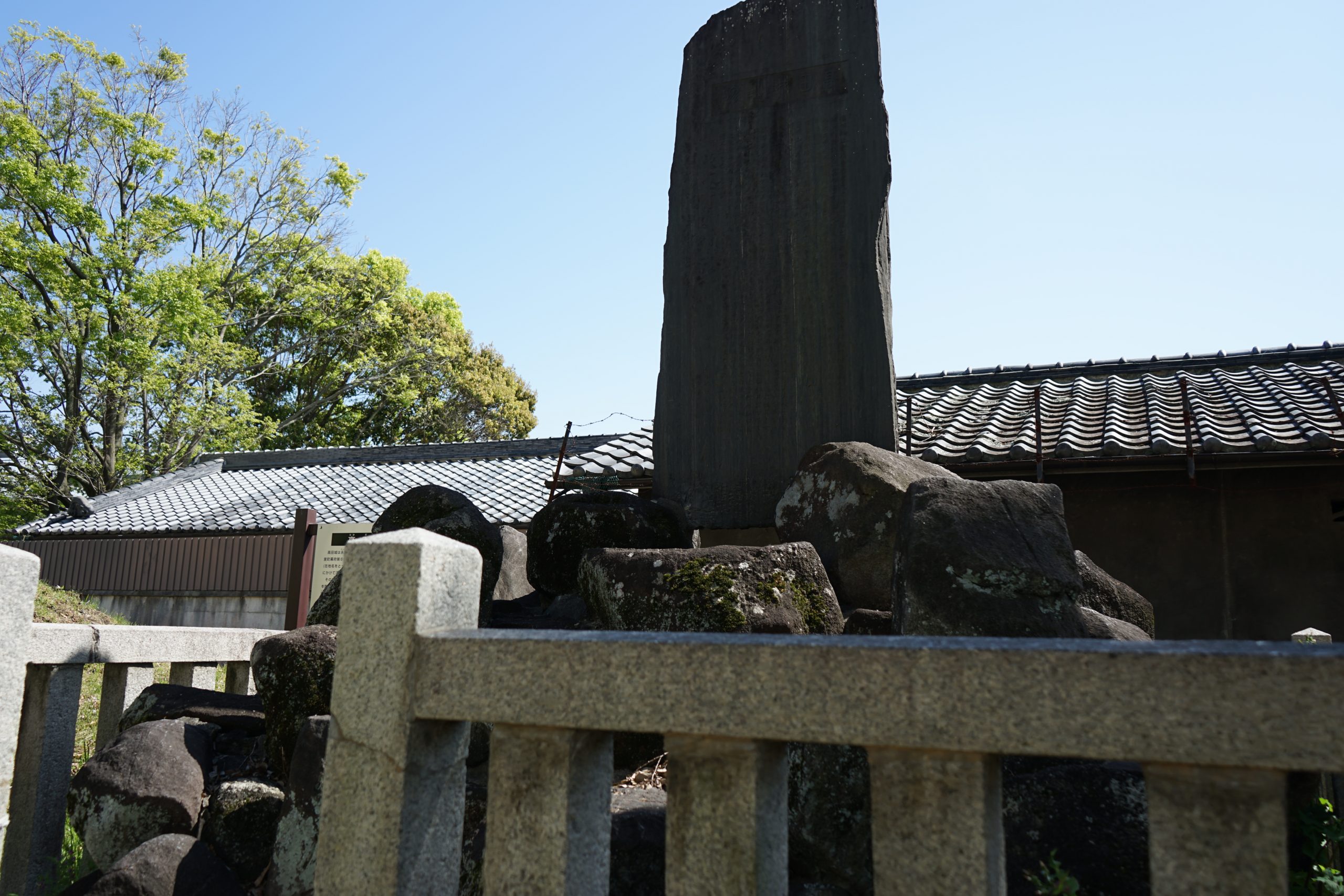 高田城跡石碑斜めから