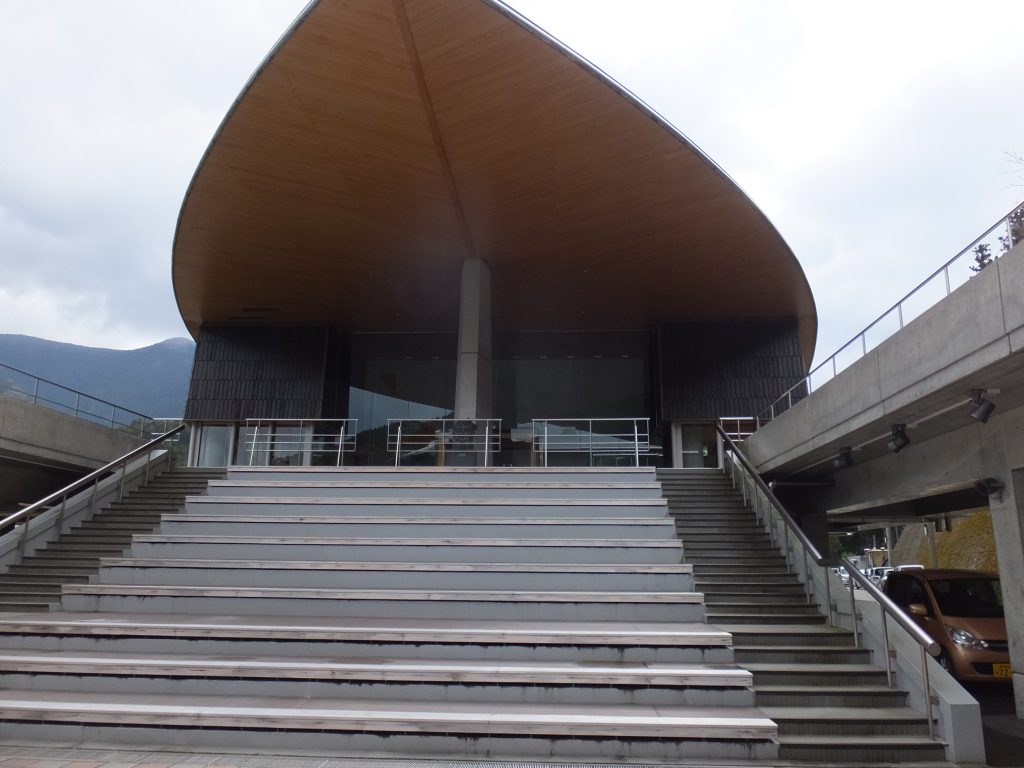 森と水の源流館正面