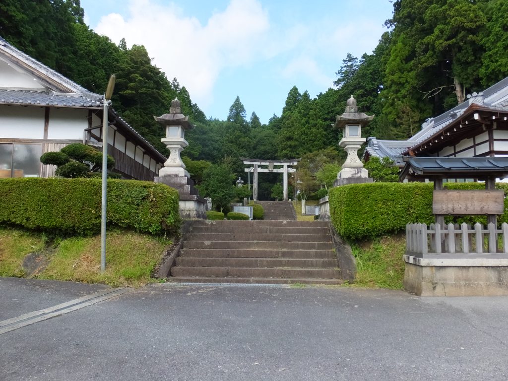 八咫烏神社参道