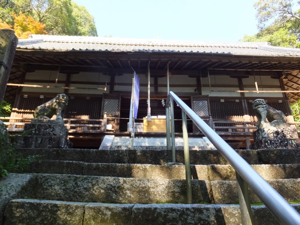 笛吹神社石段からの本殿
