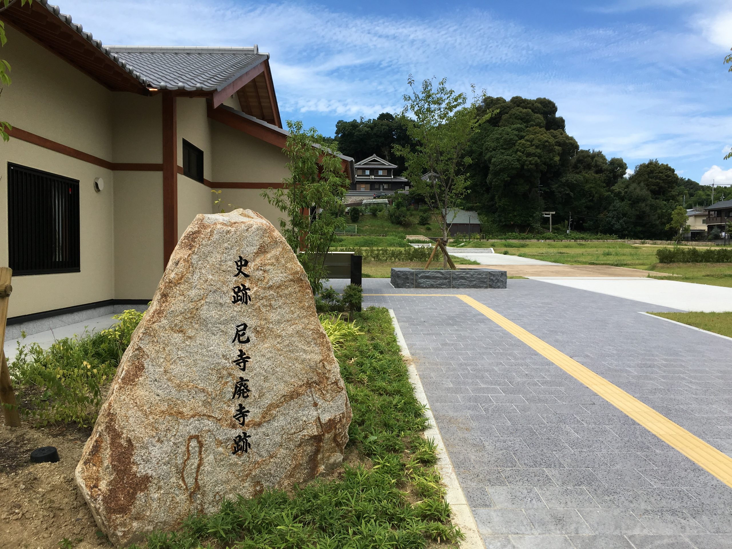 尼寺廃寺石碑