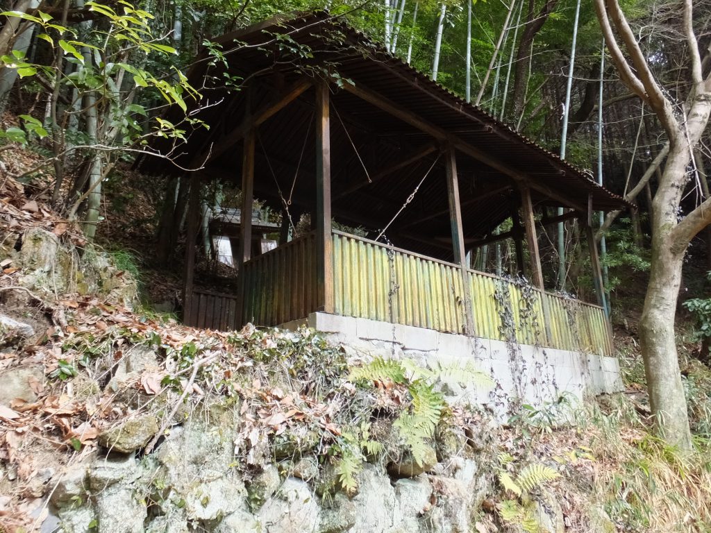 二上山登山道謎の建物