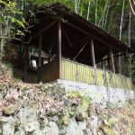 二上山登山道謎の建物