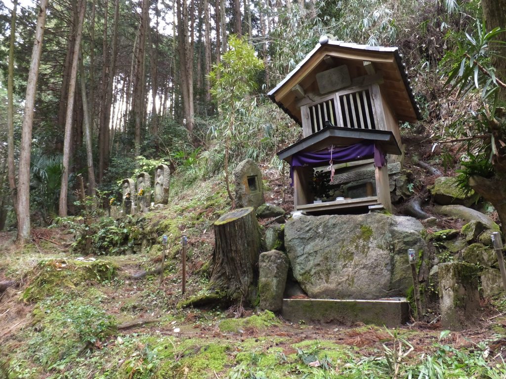 二上山登山口までの道・祠