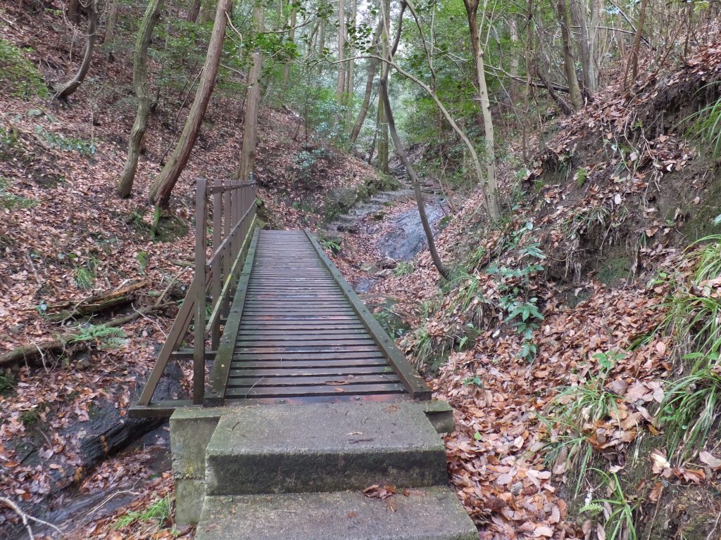 二上山登山道川沿いの橋