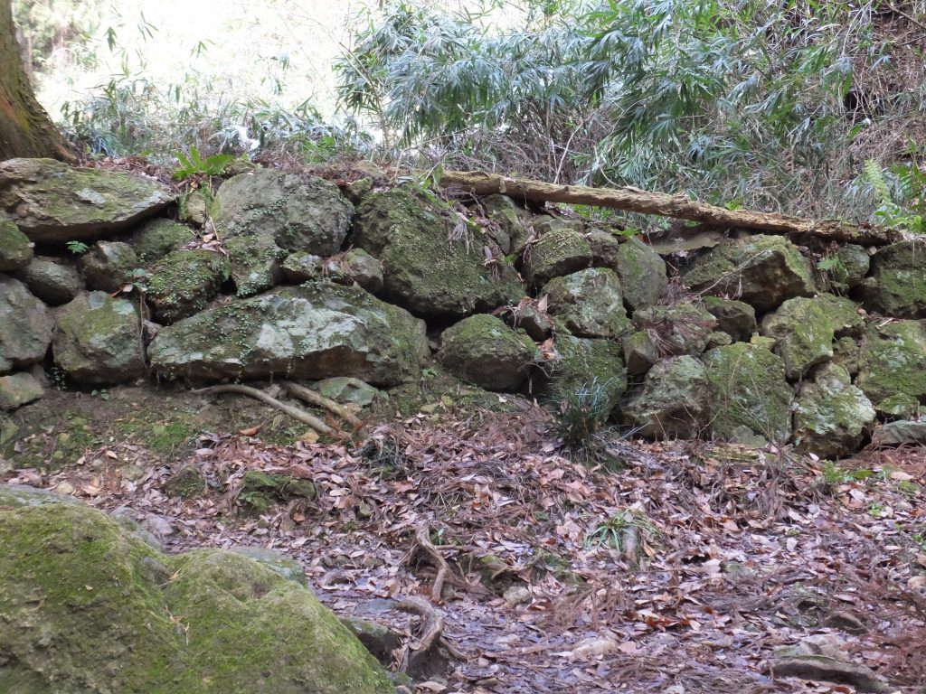 二上山登山道石垣1