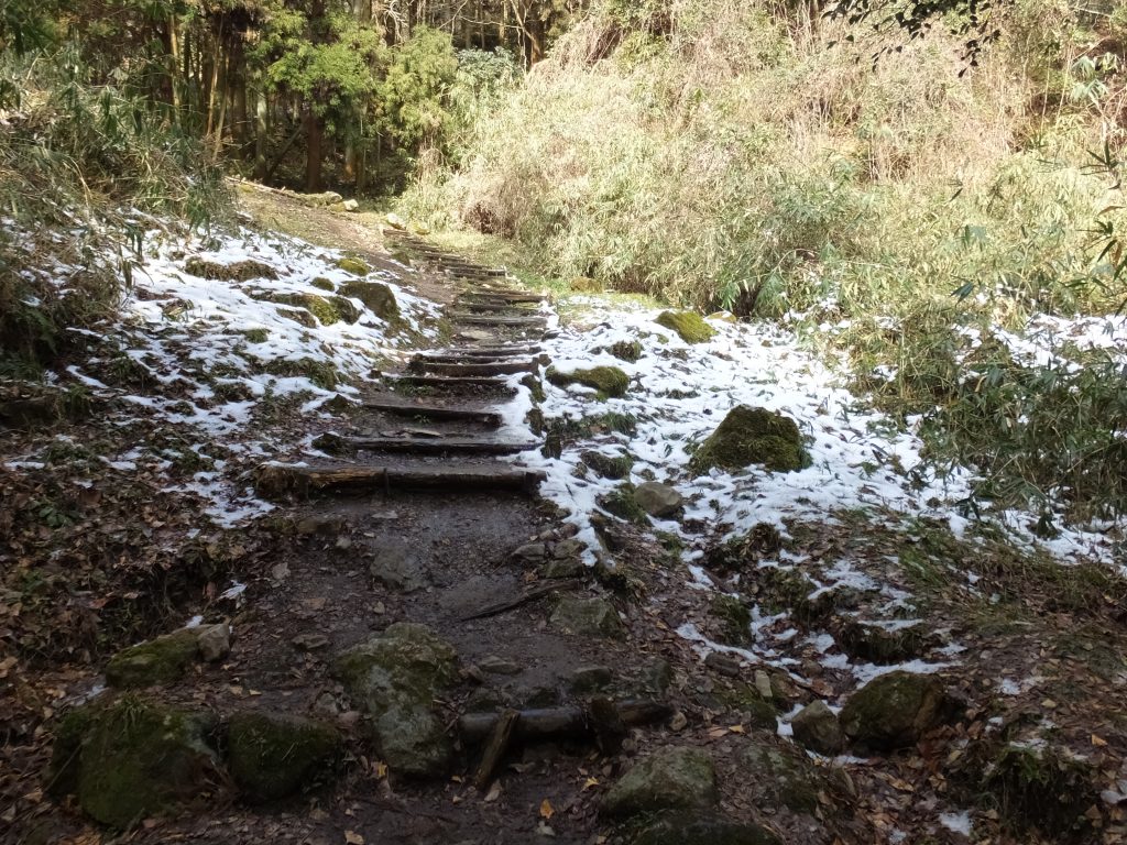 二上山登山道の雪