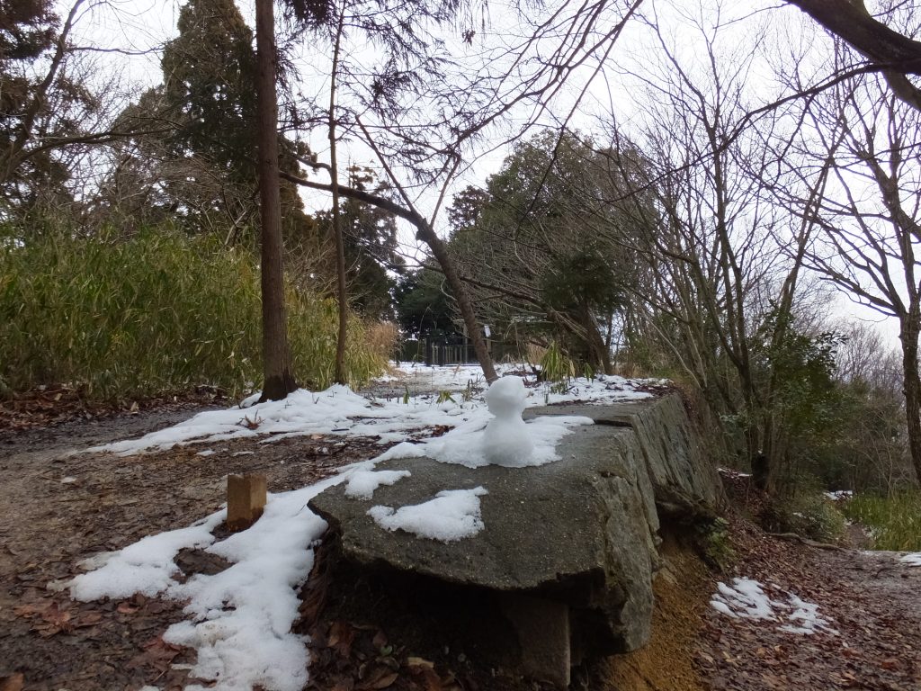 大津皇子御墓近くの雪だるま