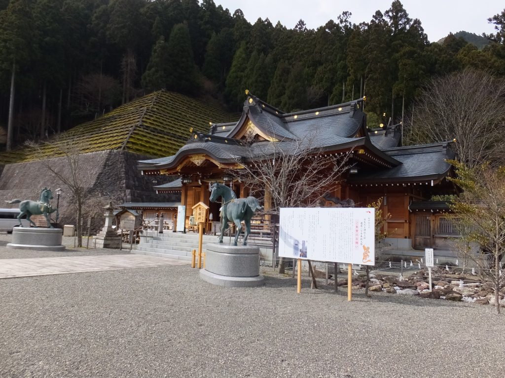 丹生川上神社上社本殿前