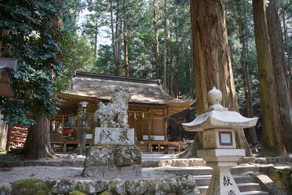 室生龍穴神社境内石段前