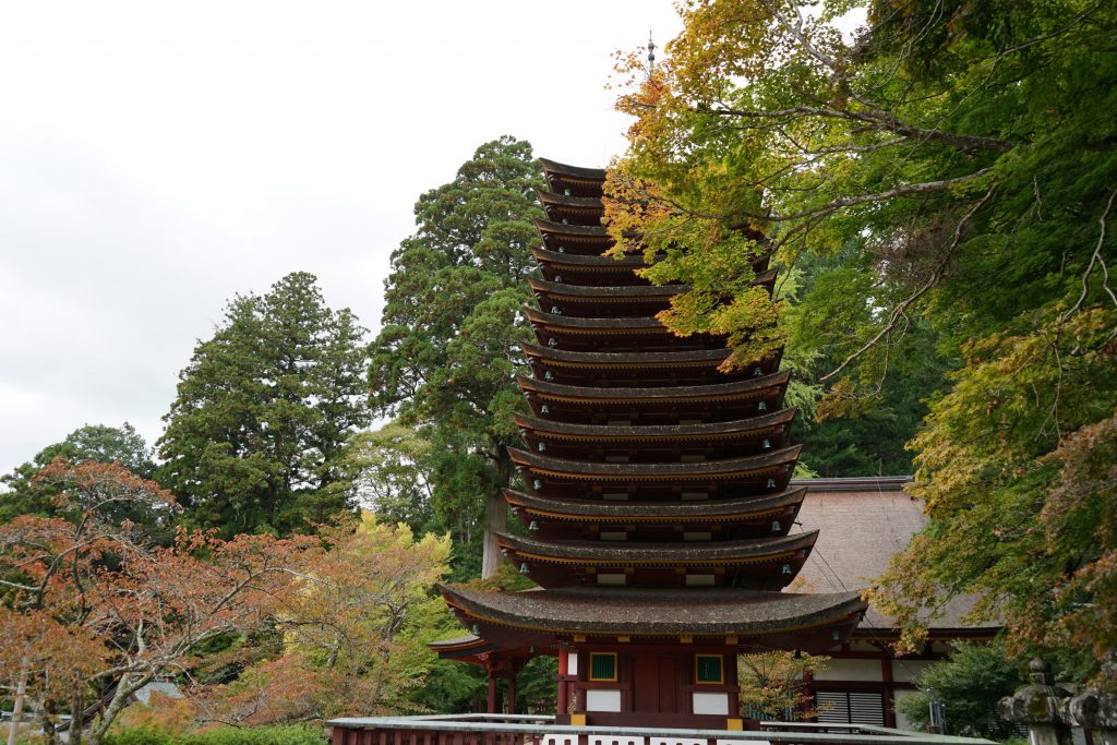 談山神社十三重塔と紅葉1