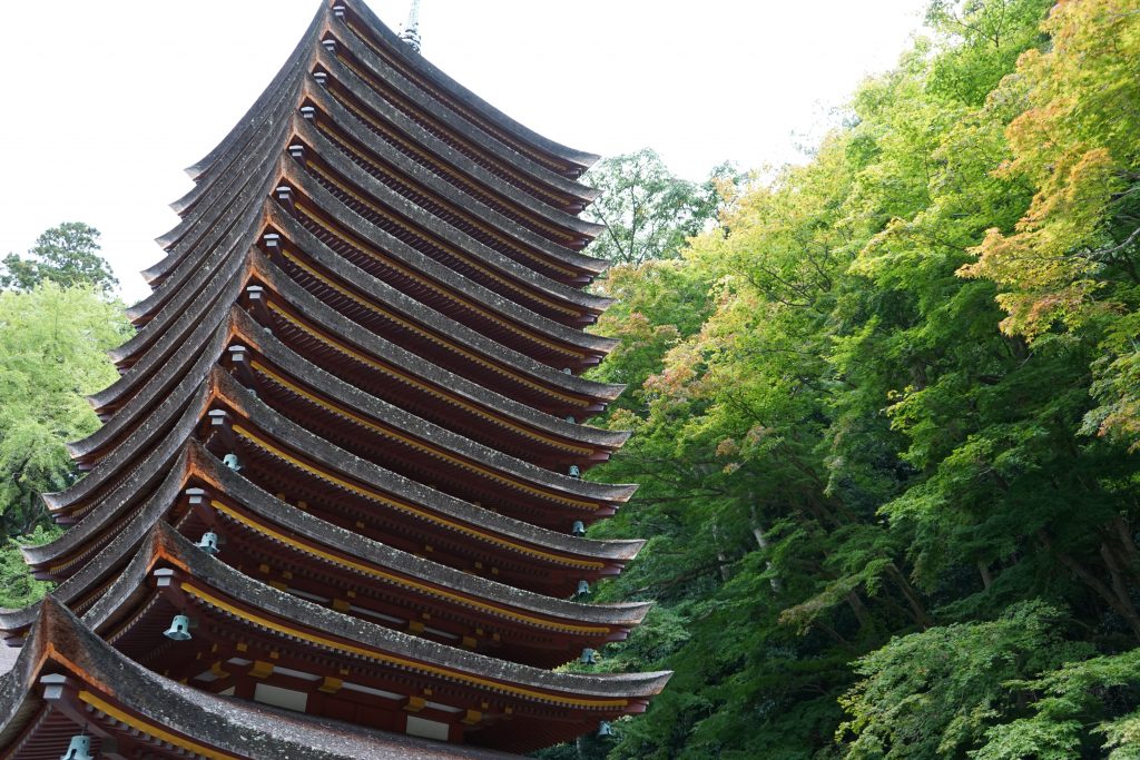 談山神社十三重塔と紅葉2