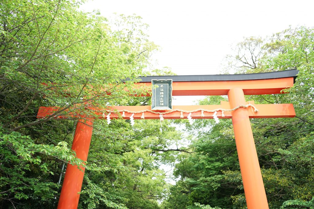 鏡作坐天照御魂神社の朱色鳥居