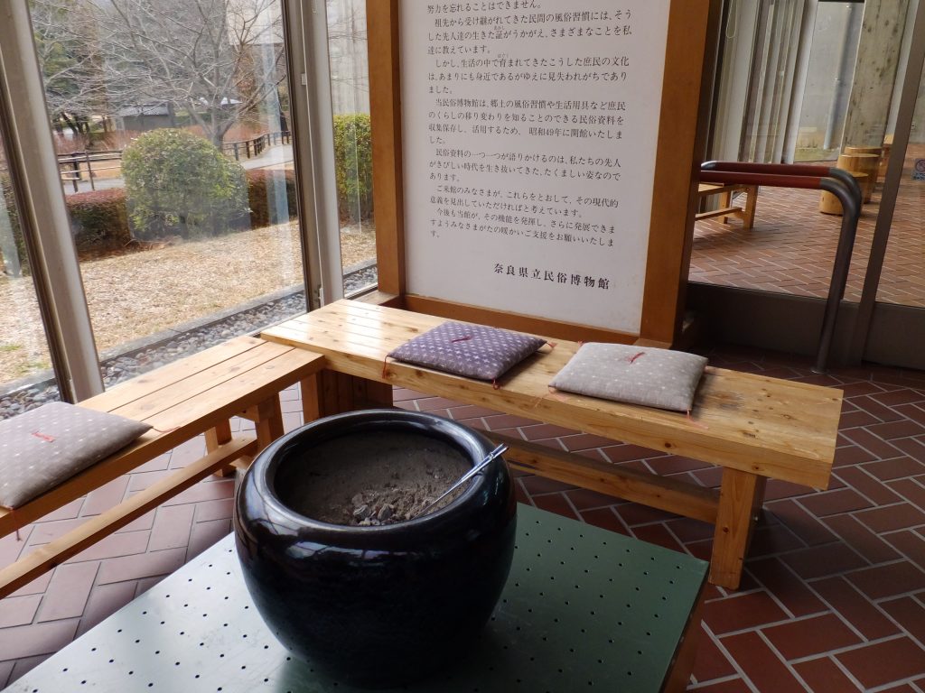 奈良県立民族博物館の入り口の火鉢