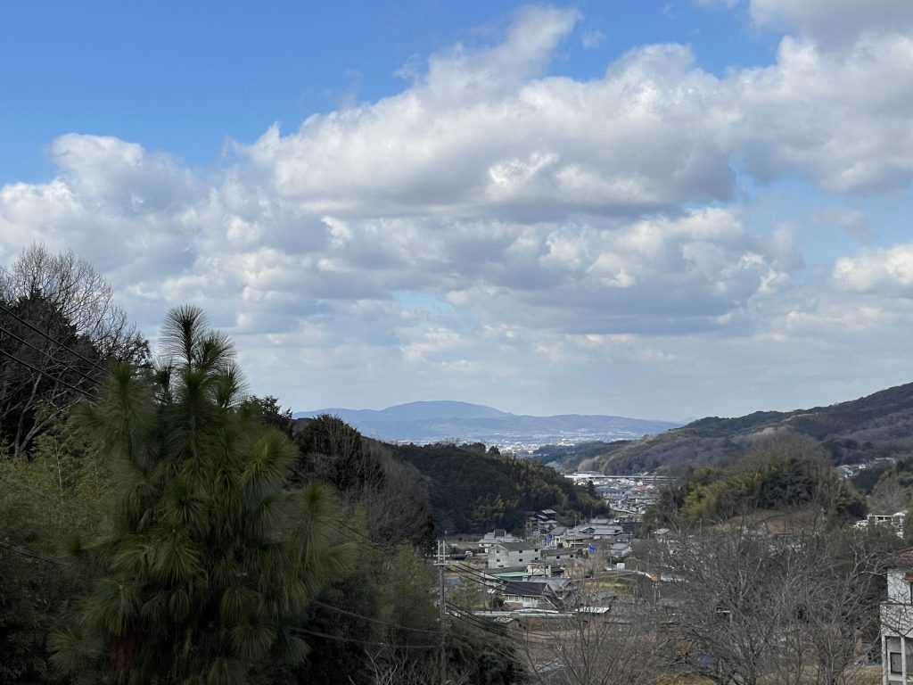 腰塚古墳から生駒山を望む