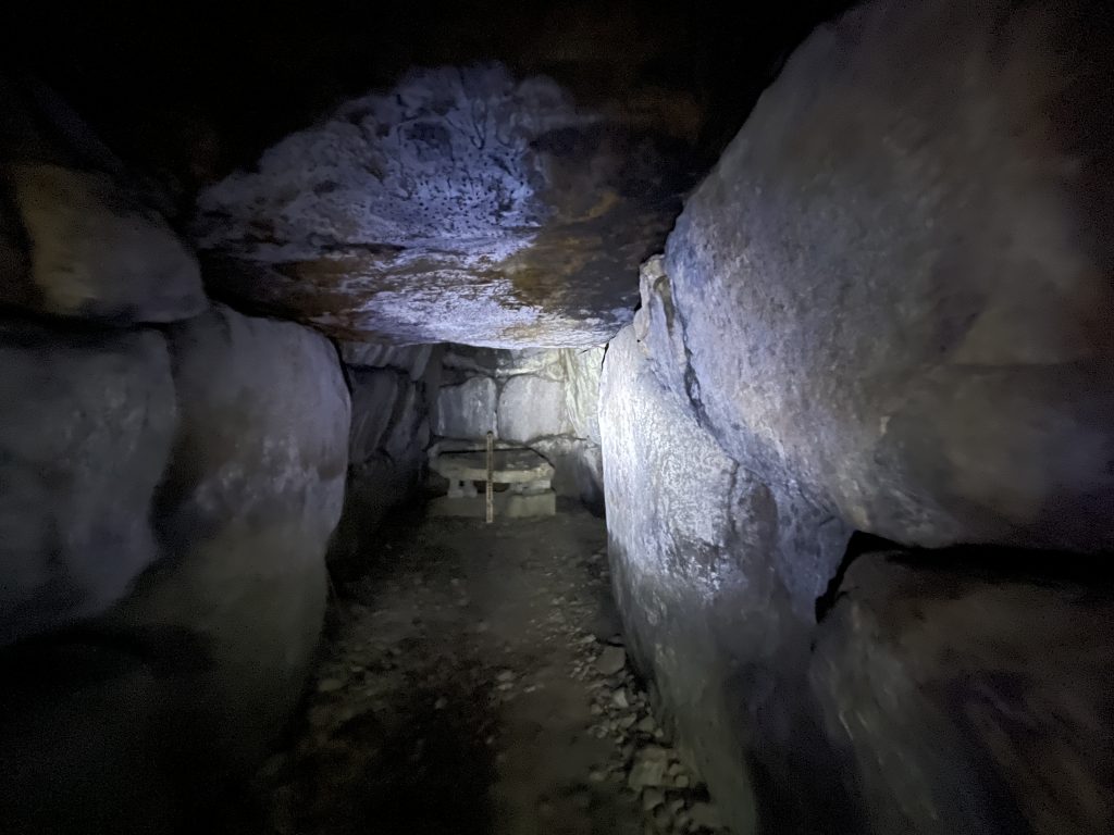 牧野古墳羨道部から石室を見る