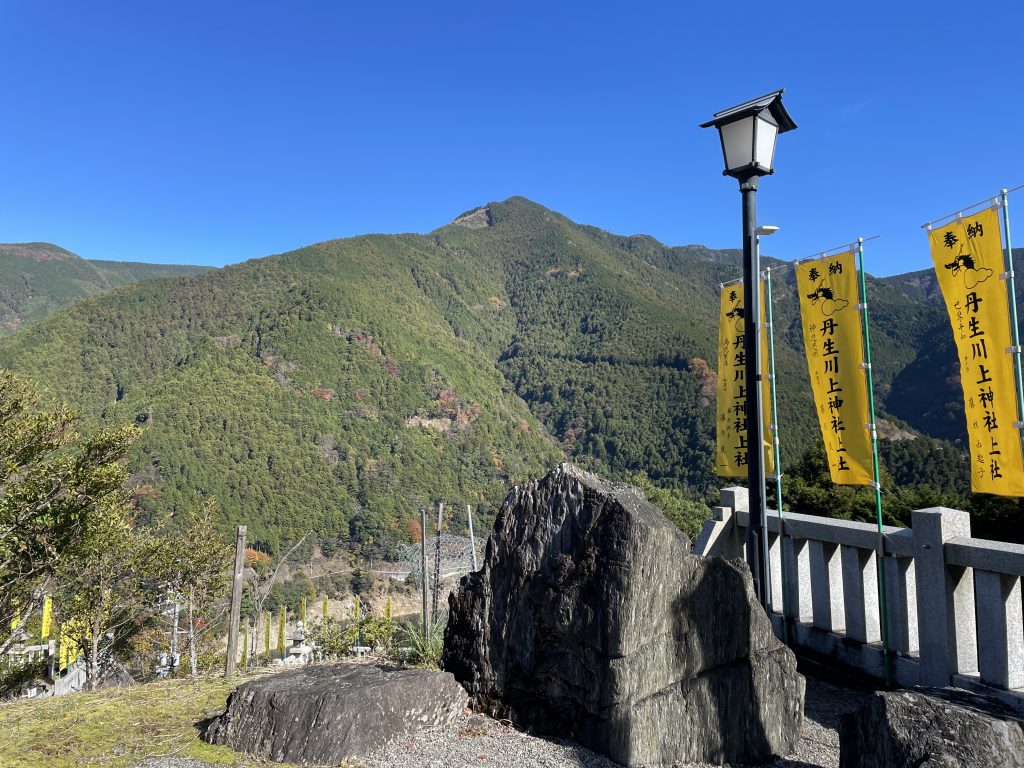 丹生川上神社上社から対岸の山