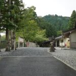社務所前の境内