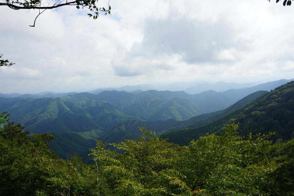 境内から見た山並み