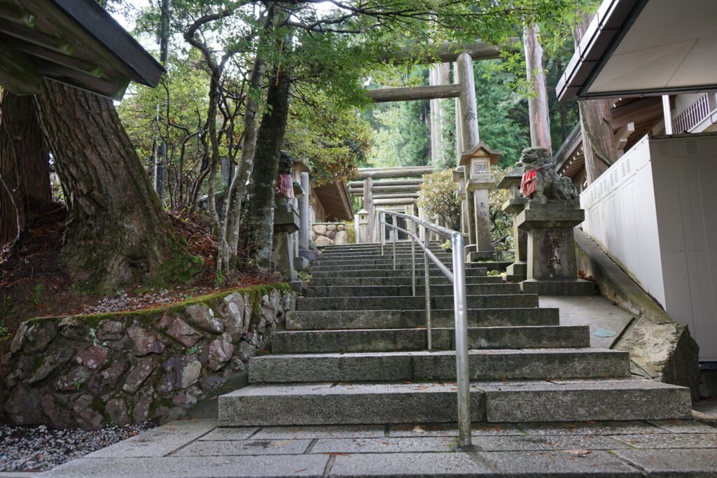 参道の石段のはじまり