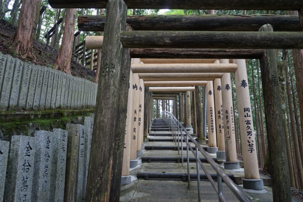 寄進者の名前が書かれた鳥居