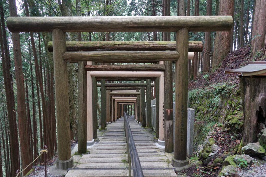 立里荒神社の参道に連なる鳥居