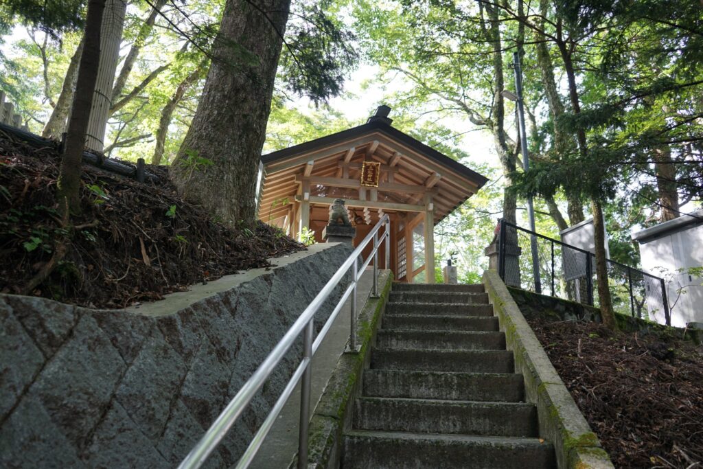 石段の先に見える社殿