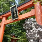 鳥居の額と狛犬