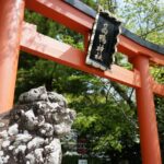 鳥居と苔むした狛犬