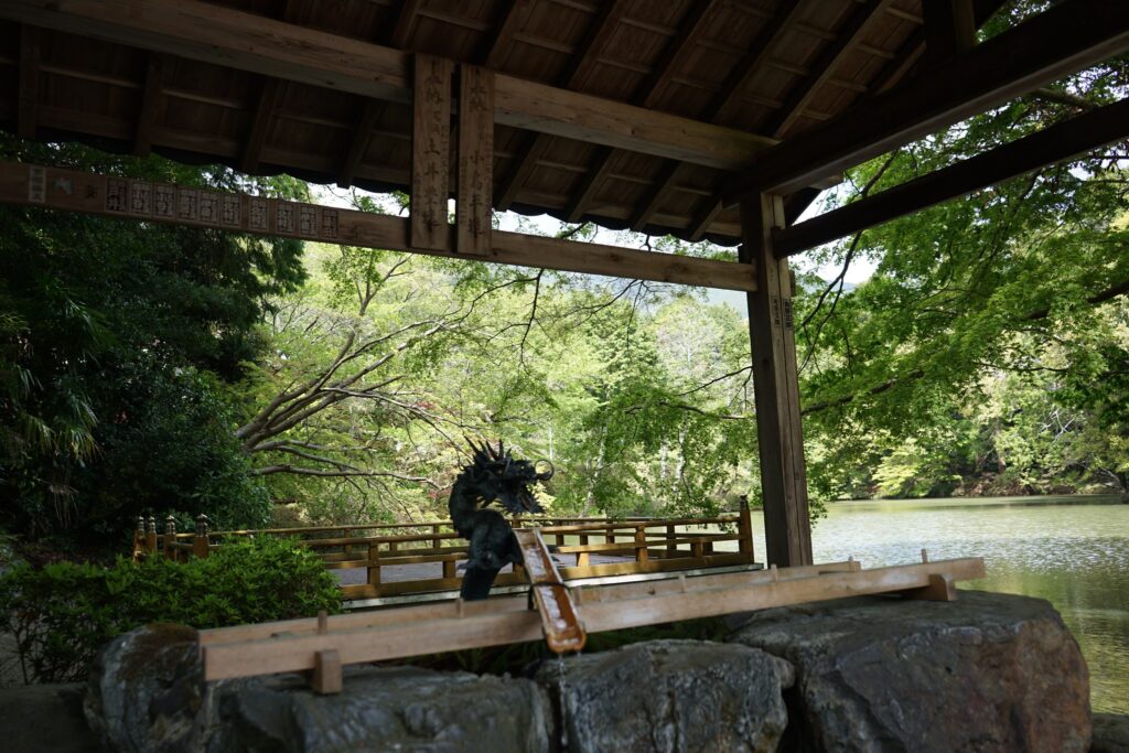 龍の口の手水舎