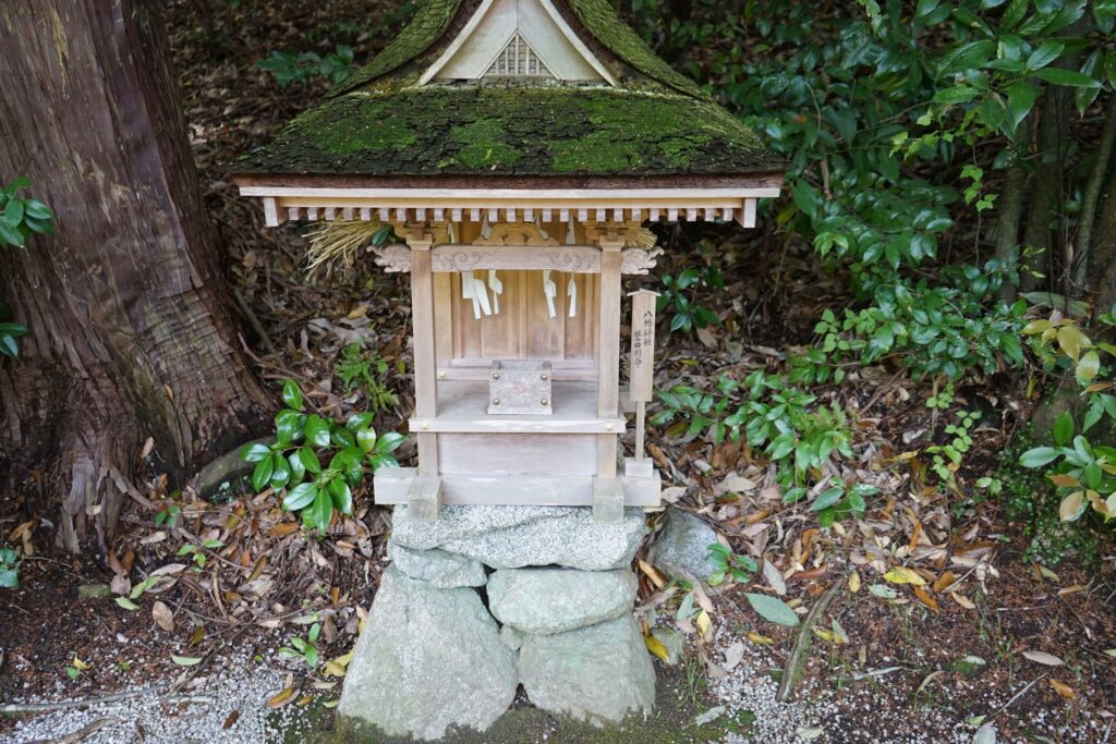 苔むした小さな祠
