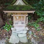 苔むした小さな祠