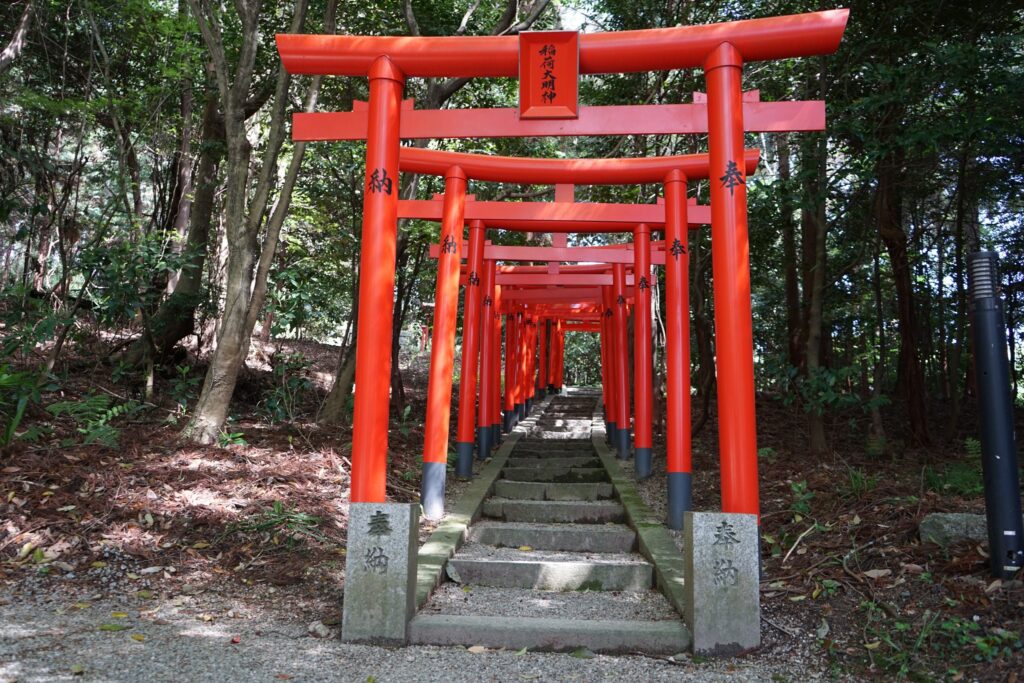 朱の鳥居が並ぶ参道