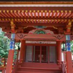 朱塗りの摂社