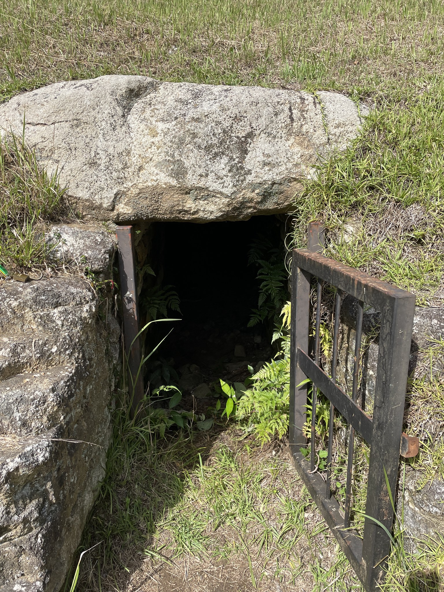 奥ノ芝1号墳の石室開口部