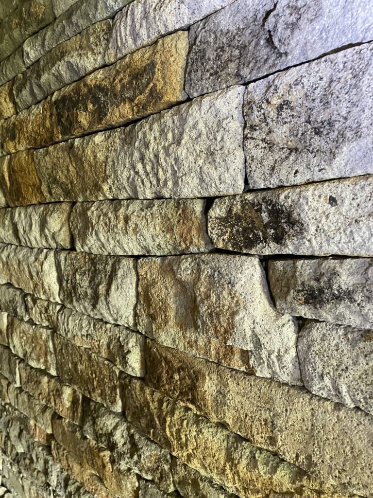 奥ノ芝1号墳の磚積の壁