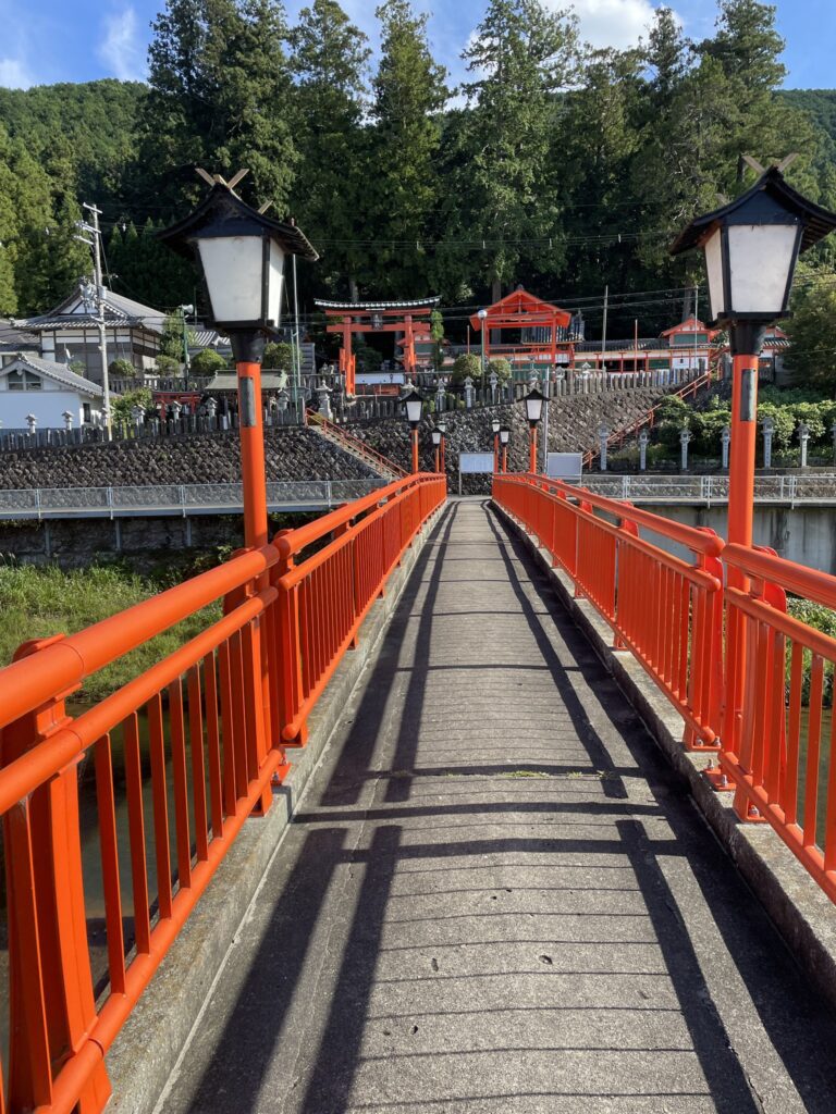墨坂神社の朱塗りの橋と鳥居