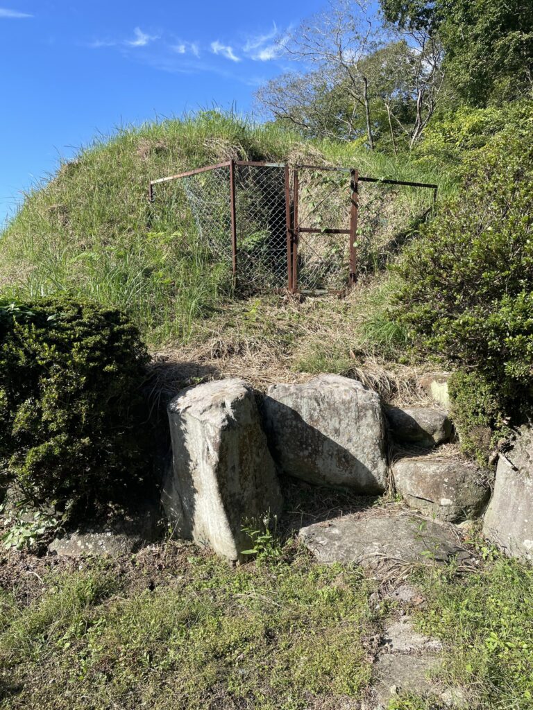 尾根に開口する石室