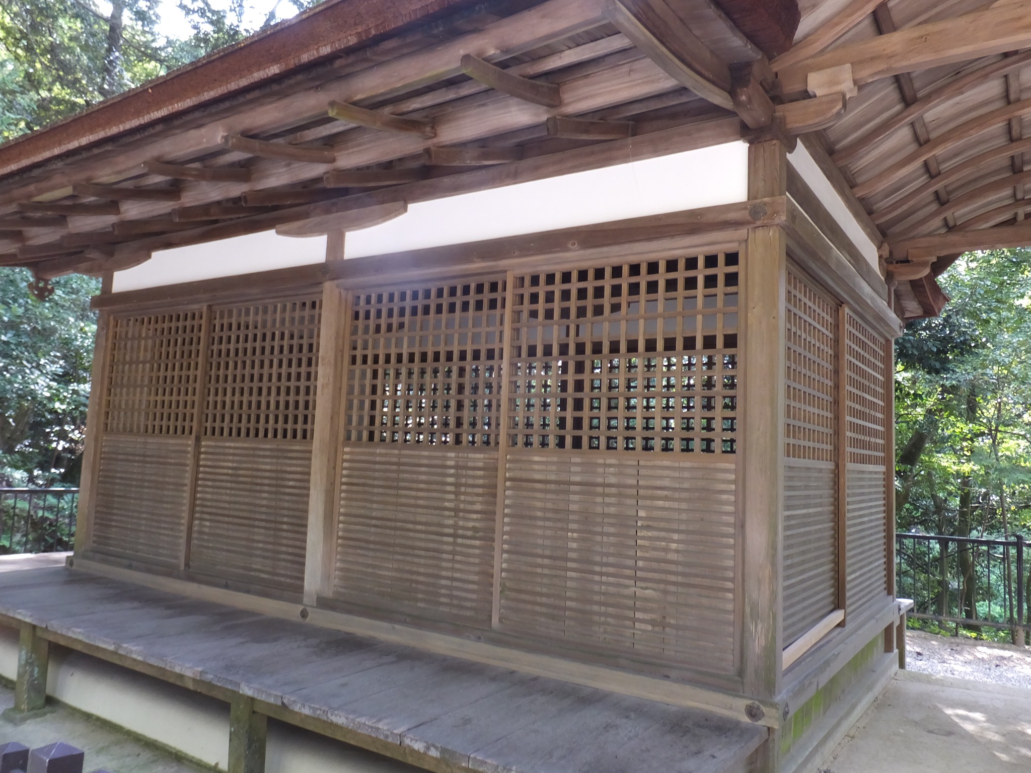 出雲建雄神社拝殿を横から見る