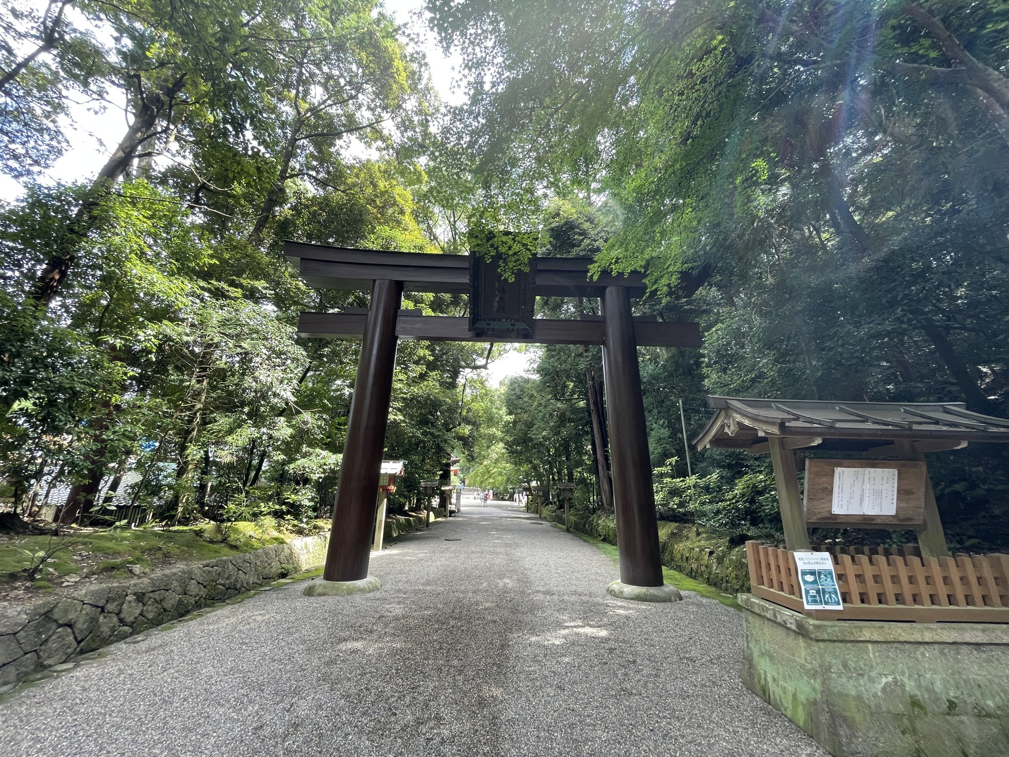 石上神宮の大鳥居と参道