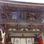 石上神宮の楼門を見上げる
