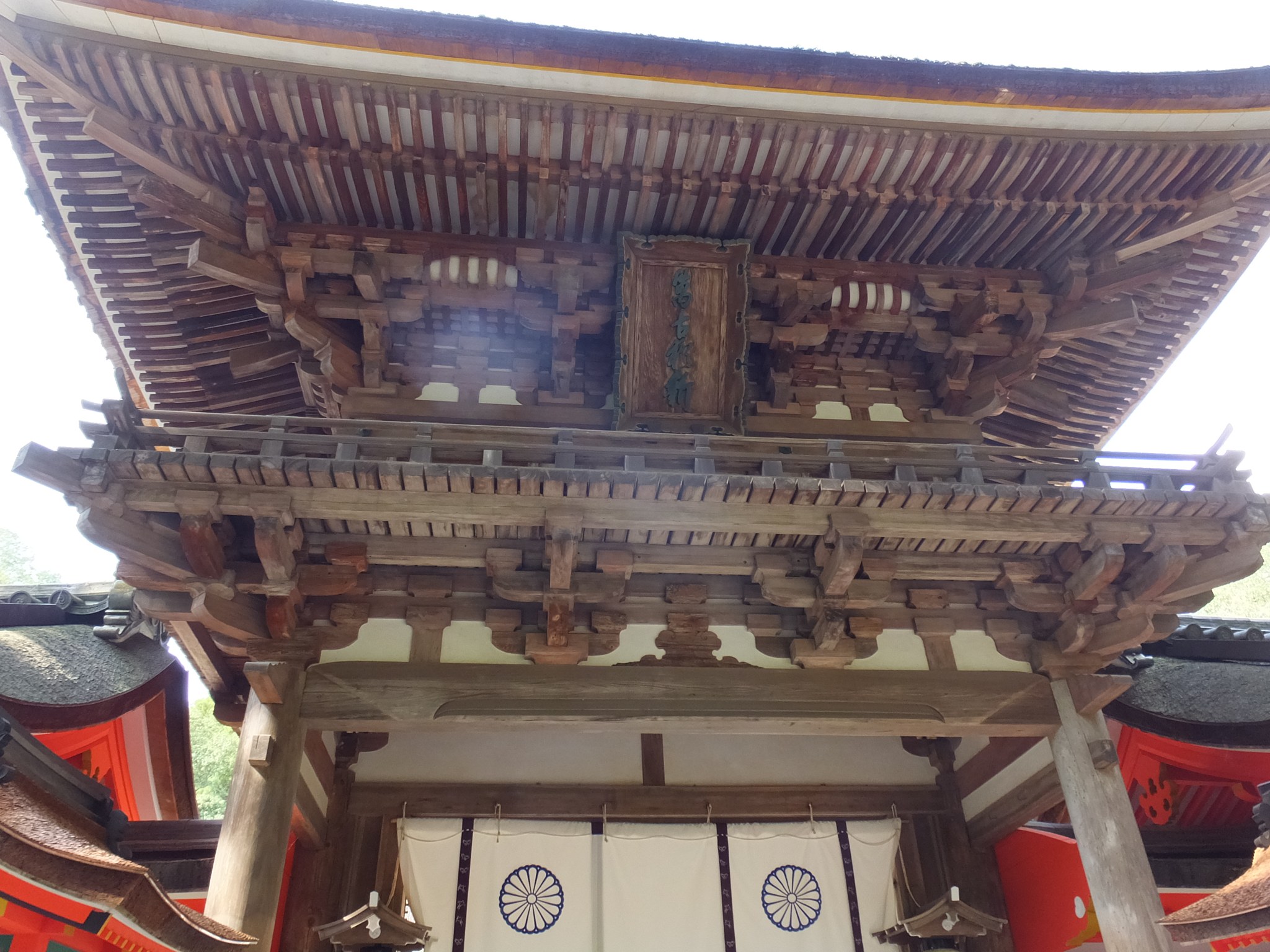 石上神宮の楼門を見上げる