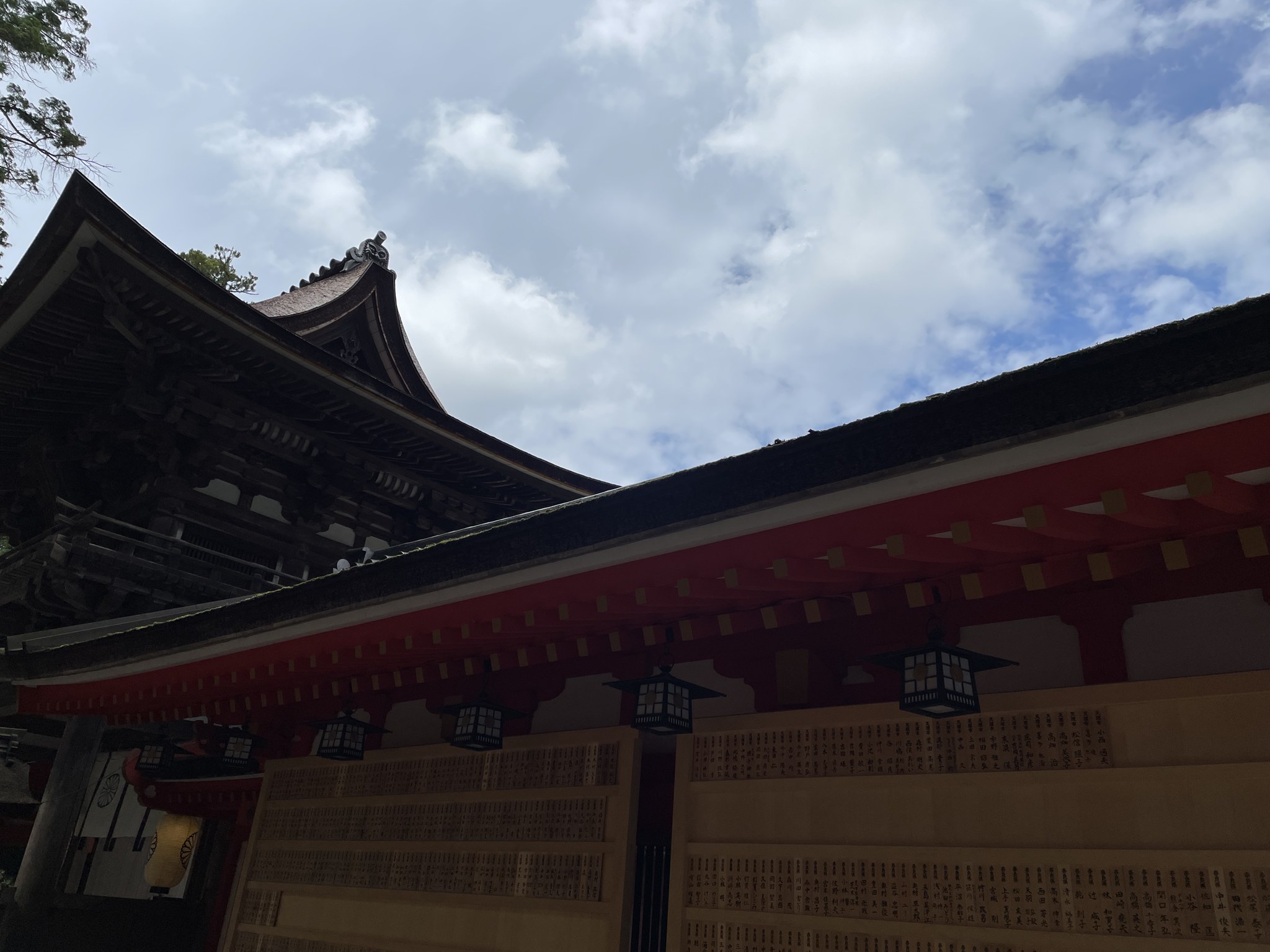 楼門と拝殿の屋根