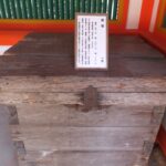 回廊に置かれた鎧櫃