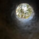 松岳山古墳の立石の穴からのぞいた景色
