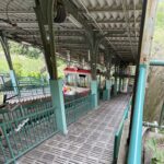高安山駅に停まる西信貴ケーブルの赤い車両