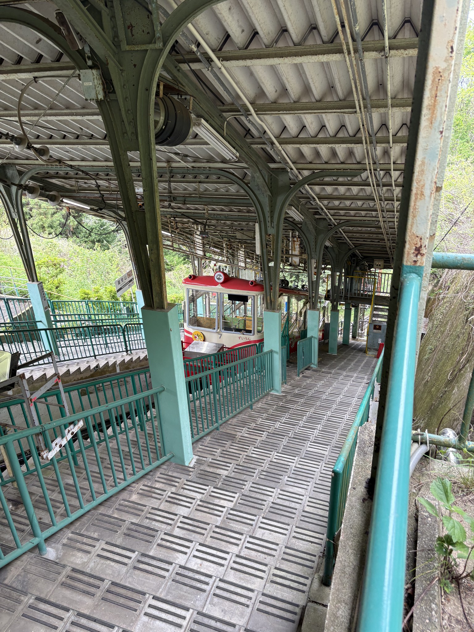 高安山駅に停まる西信貴ケーブルの赤い車両